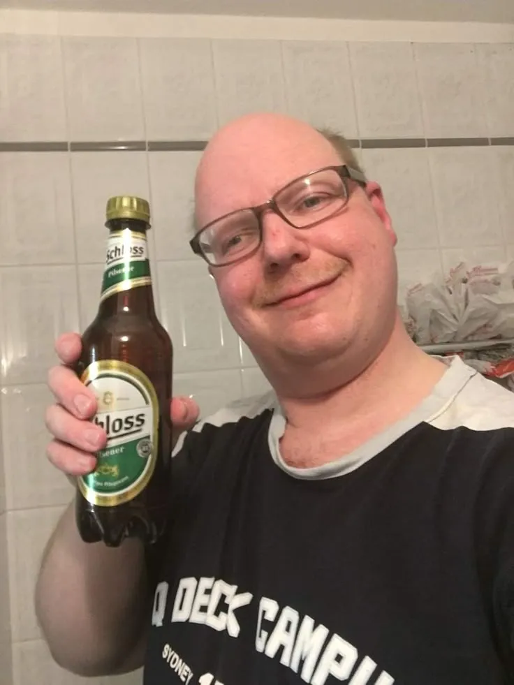 Meme uống bia mát lạnh, nét mặt hớn hở khó quên.