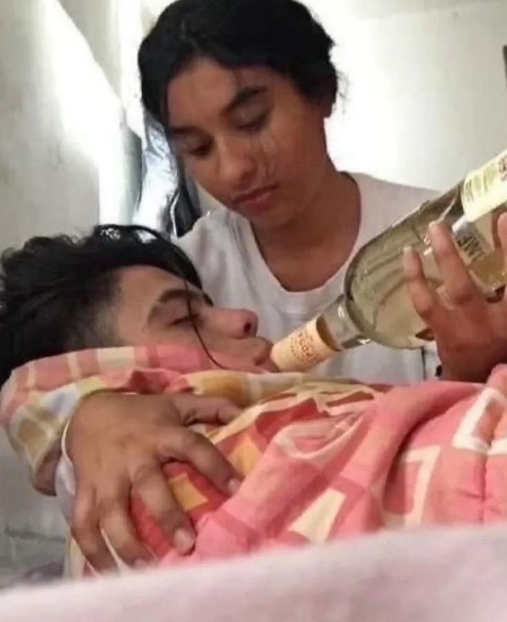 Meme ngồi chén tạc chén thù, gương mặt dí dỏm cực vui.