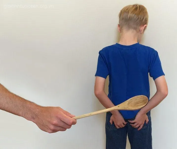 Meme đánh đít troll khiến netizen bàn tán rôm rả.