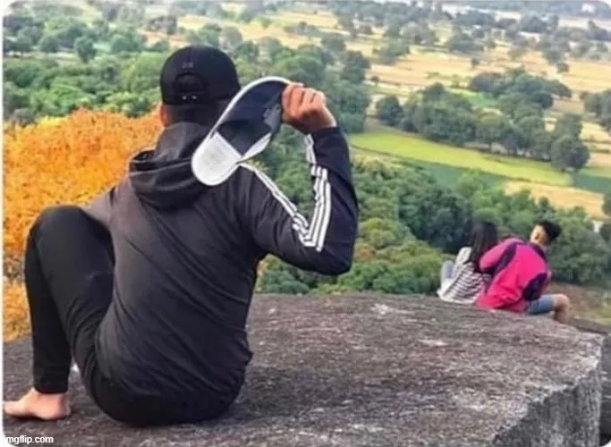 Tuyển chọn ảnh meme ném dép viral, cười xong muốn share liền