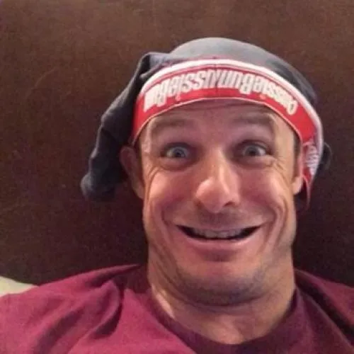 Meme chế đội quần diễn tả cảm giác quê độ