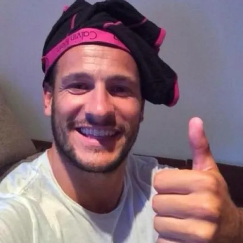 Meme đội quần gắn liền biểu cảm che mặt xấu hổ