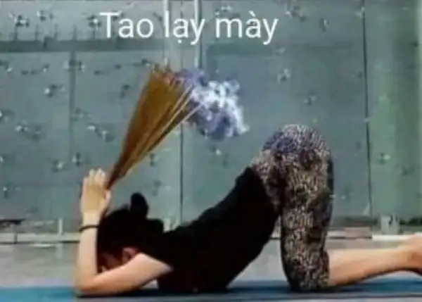 Meme quỳ lạy chu mông cầm bó nhang