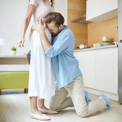 Quỳ lạy van xin người yêu tha thứ