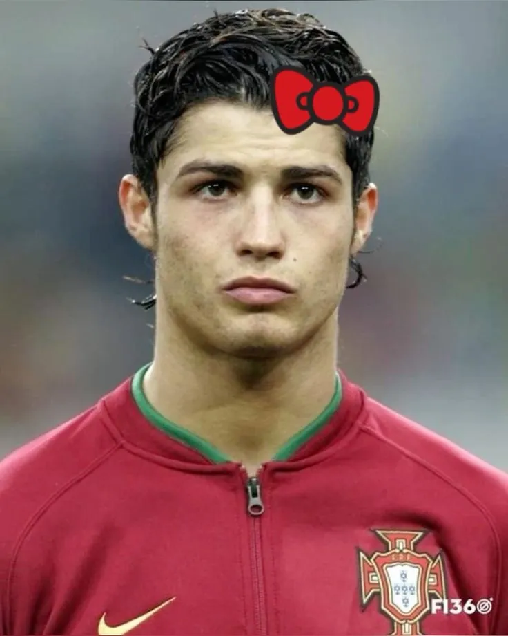 Ảnh chế Ronaldo với chiếc nơ trên đầu