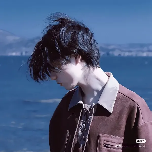 Hình avatar trai trẻ hút thuốc cạnh tường