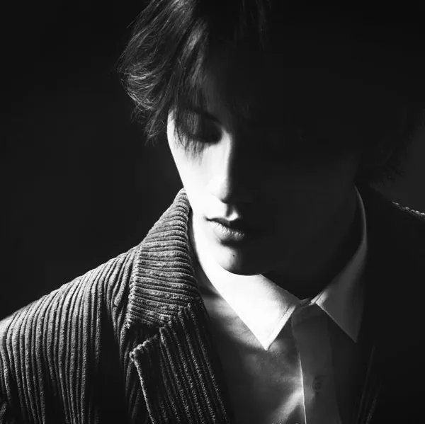 Hình profile thanh niên trầm tư khẽ mỉm cười