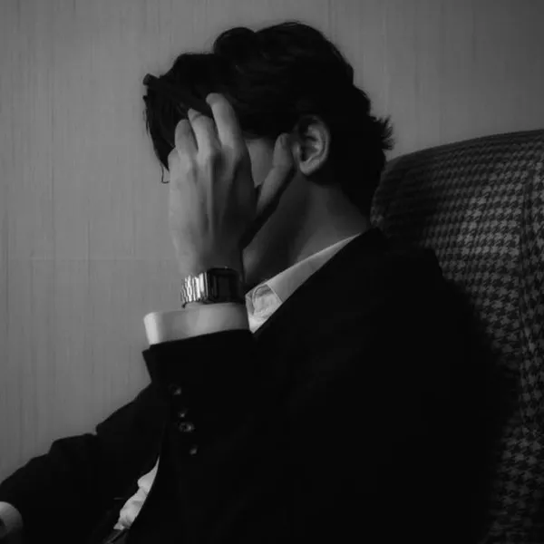 Ảnh profile anh chàng ngầu cúi đầu im lặng