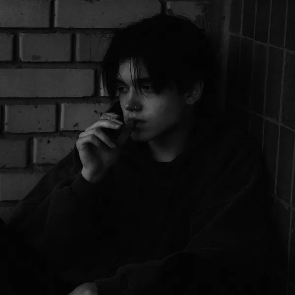 Ảnh đại diện thanh niên buồn mỉm cười khẽ