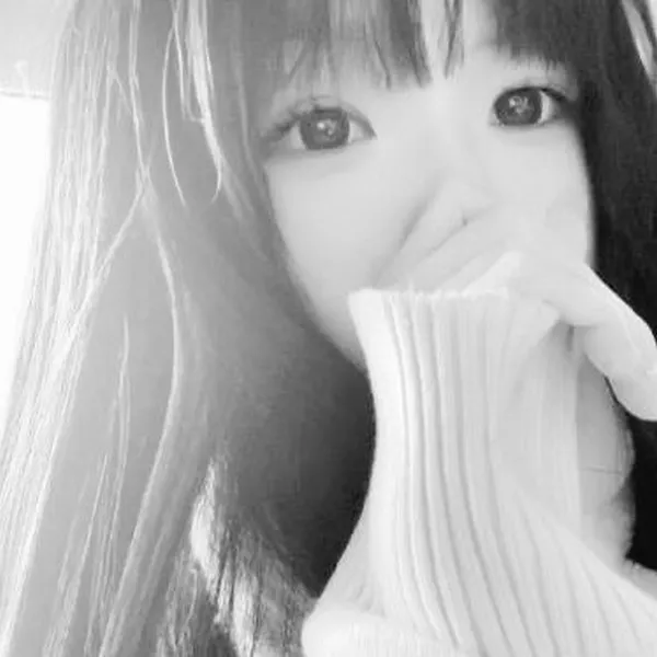 Ảnh hiển thị X ảnh đen trắng thiếu nữ suy tư