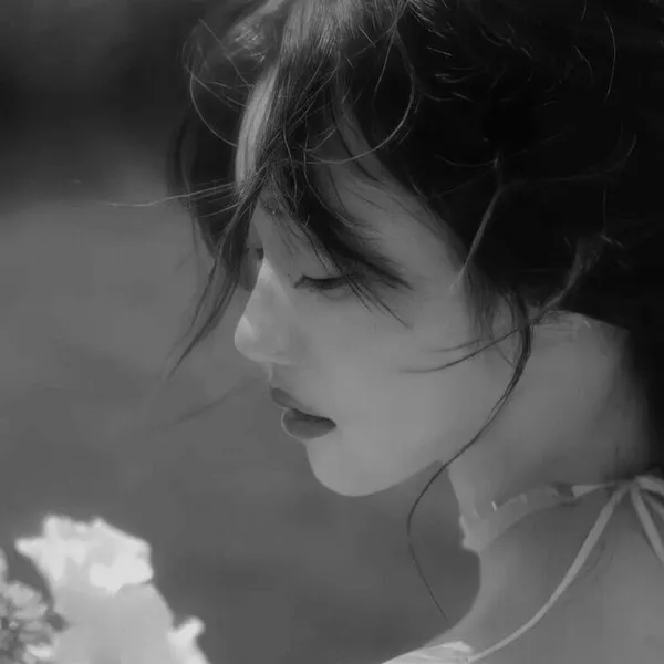 Ảnh đại diện Zalo ảnh đen trắng cô nàng trầm tư