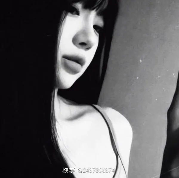 Avatar Facebook ảnh đen trắng cô gái buồn nhẹ