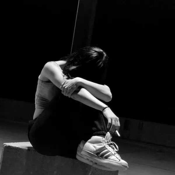 Ảnh profile TikTok ảnh đen trắng cô bé cô đơn