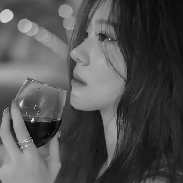 Hình đại diện Instagram ảnh đen trắng em gái lạnh lùng