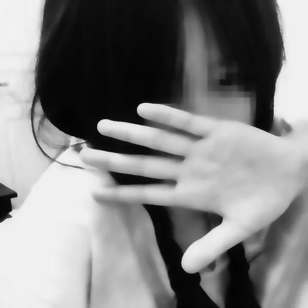 Ảnh đại diện cô nàng trầm tư giữa ánh xám