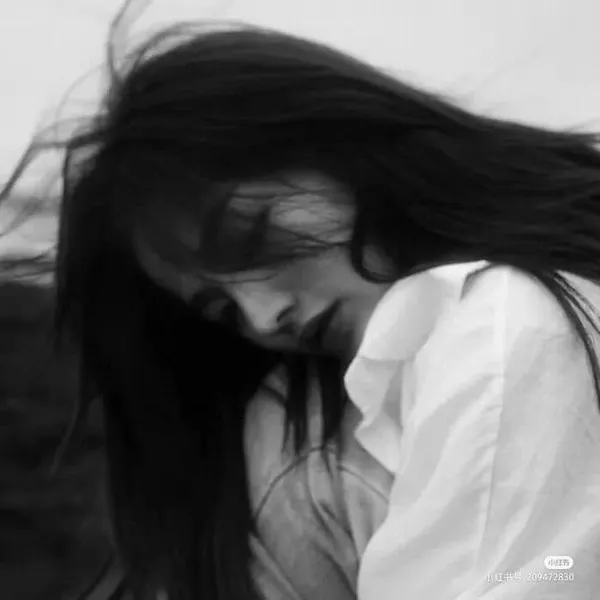 Ảnh cá nhân facebook bé gái man mác nỗi buồn nhẹ