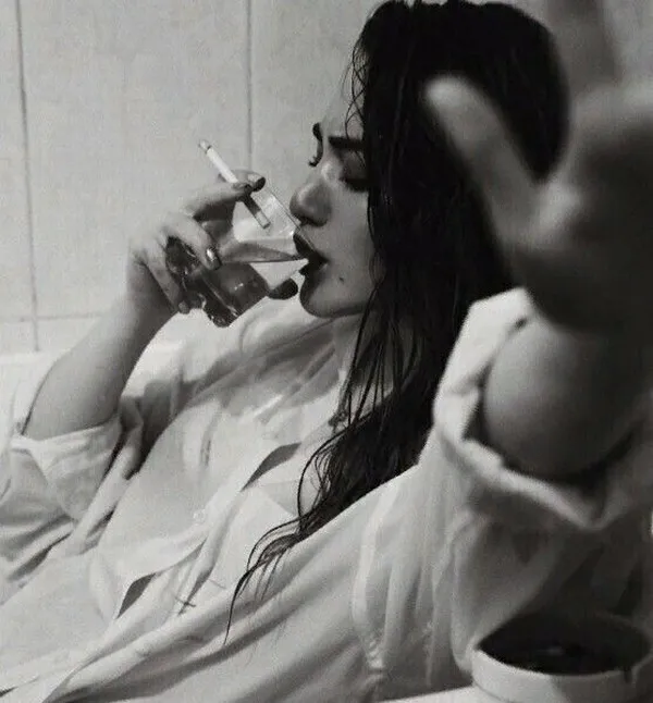 Ảnh đại diện Zalo ảnh đen trắng cô nàng lạnh lẽo