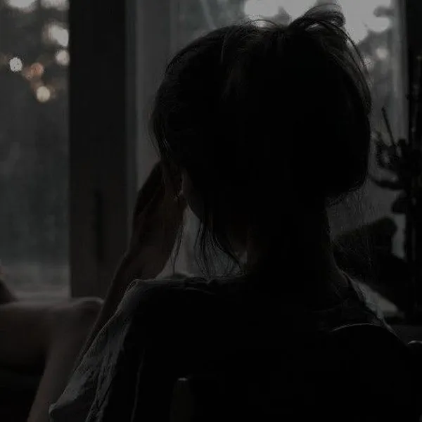 Ảnh profile Zalo đen trắng cô bé cô đơn nhìn xa xăm