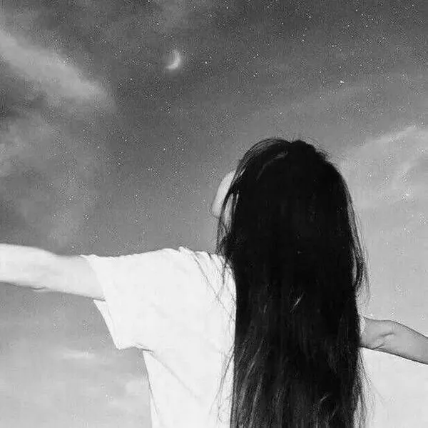 Ảnh profile TikTok ảnh đen trắng bóng hồng lạnh nhẹ