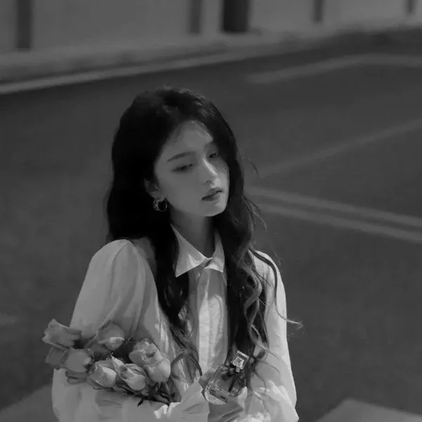 Hình profile Threads ảnh đen trắng nữ giới sâu lắng