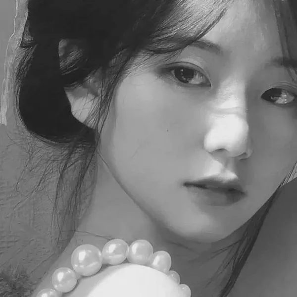 Avatar Facebook ảnh đen trắng cô gái suy tư