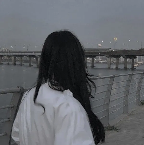 Ảnh profile TikTok ảnh đen trắng cô bé trầm lặng