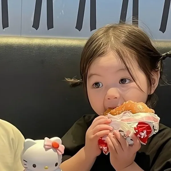 Ảnh avatar em bé cặp hồn nhiên Zalo