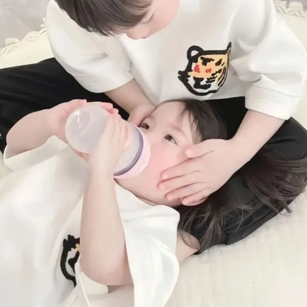 Ảnh avatar cặp em bé Hàn Quốc đáng yêu Zalo