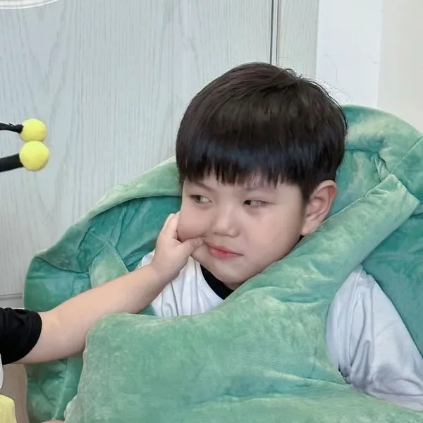 Ảnh avatar em bé cặp đôi dễ cưng Zalo