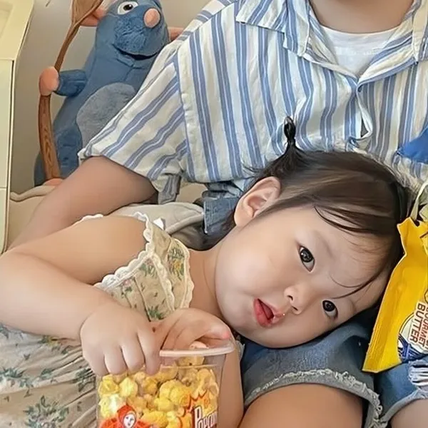 Ảnh đại diện đôi hồn nhiên, đáng yêu Facebook