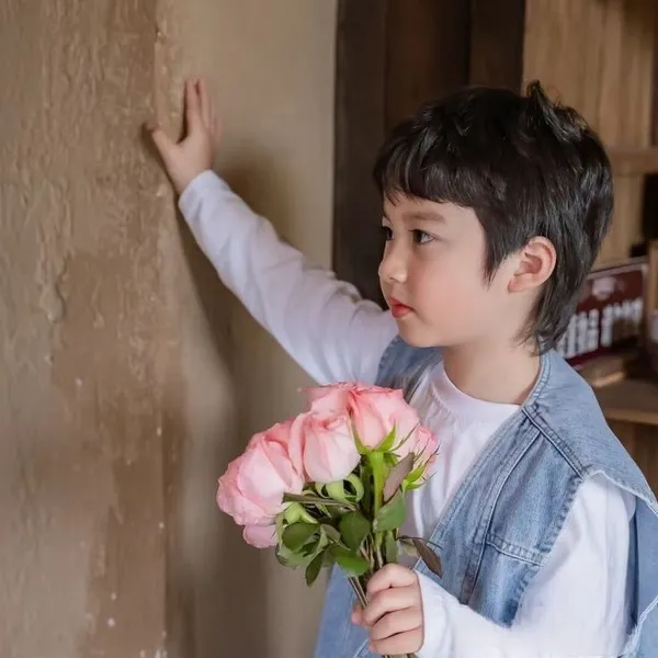 Cách chọn avatar đôi em bé hợp màu, nhìn vào là thấy tình cảm liền