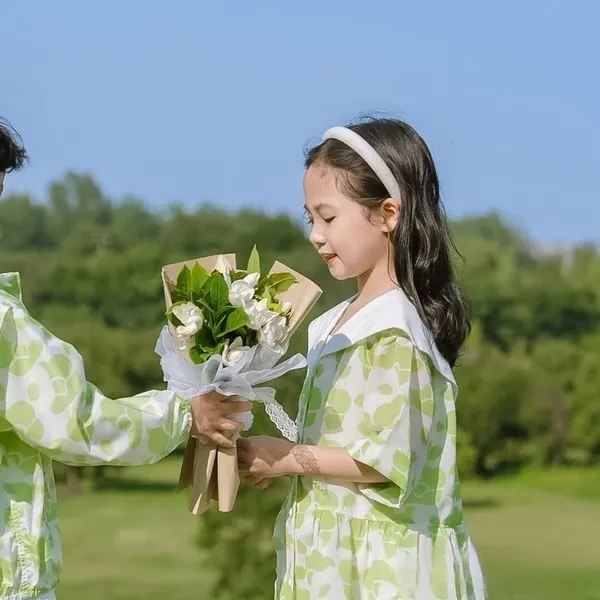 Bộ ảnh profile đôi em bé mang phong cách pastel nhẹ nhàng và dễ cưng