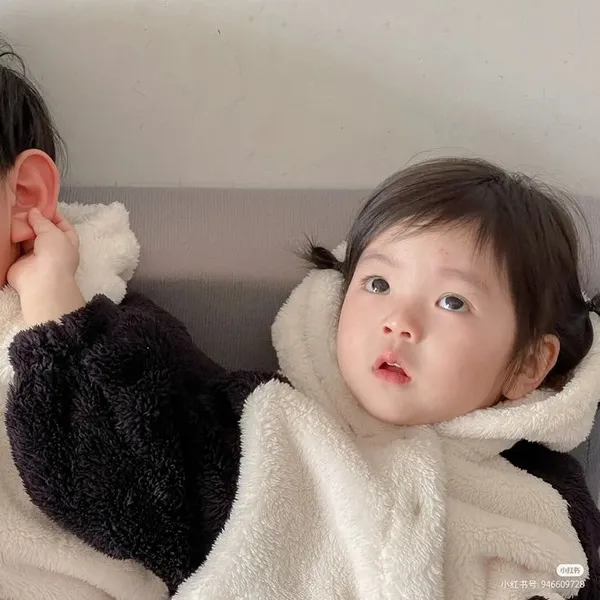 Ảnh avatar em bé cặp đôi cực cưng Facebook