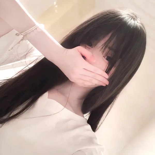 Hình đại diện Zalo gái xinh ngầu, tóc phủ trán