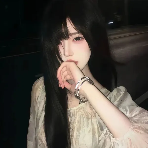 Ảnh avatar Facebook hot girl xinh xắn che mặt