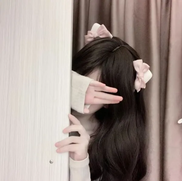 Ảnh hiển thị cô nàng xinh xắn, môi cười khẽ