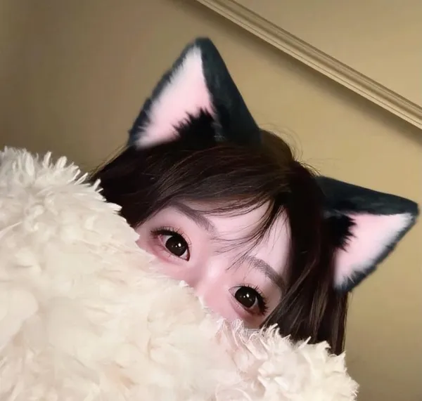 Hình profile cô gái xinh xắn, dáng nghiêng nghệ