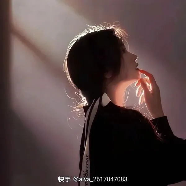 Hình profile buồn mộng, tông lam xám