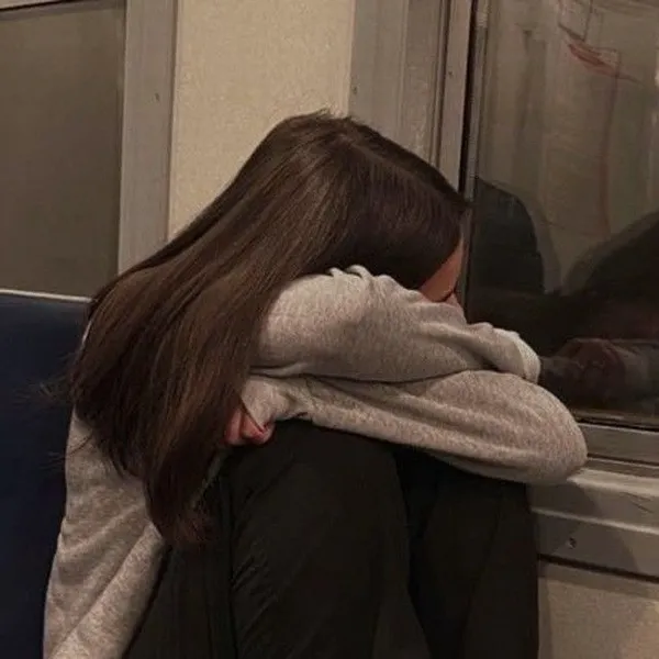 Ảnh trang cá nhân buồn, nét mềm mại