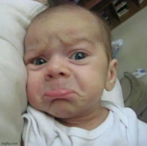 Meme buồn bã, đôi môi mím chặt.