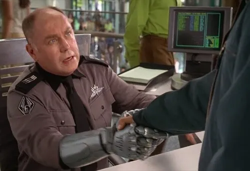 25 Ảnh vui cú bắt tay trông quá nghiêm trọng