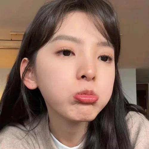 Meme bĩu môi hot trend