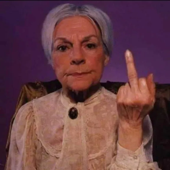 Bà lão đưa ngón tay thối