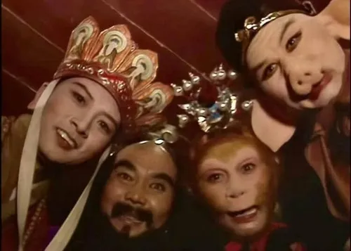 Bốn thầy trò nhìn thẳng vào màn hình