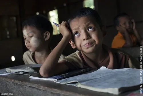 Hình troll đắn đo khi nghe chuyện nhảm nhí