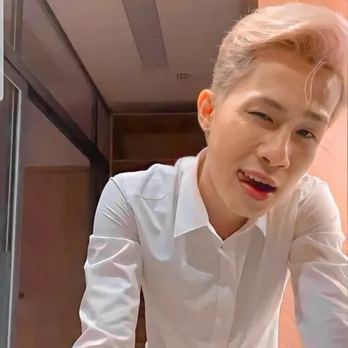 Jack lè lưỡi, nhìn như chó con