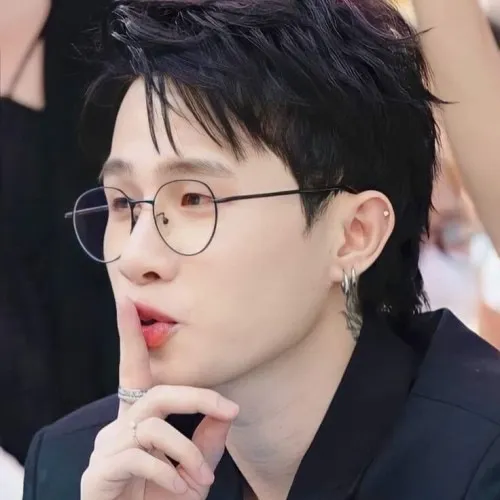 Jack giơ tay ra dấu im lặng