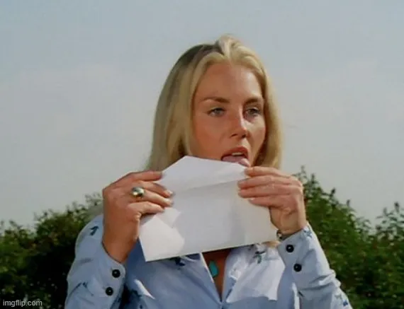 Meme hài biểu cảm mlem liếm bá đạo