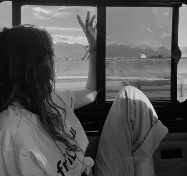 Ảnh cá nhân Pinterest ảnh đen trắng cô nhỏ trầm tĩnh