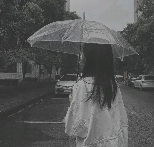 Hình đại diện Instagram ảnh đen trắng em gái mơ màng